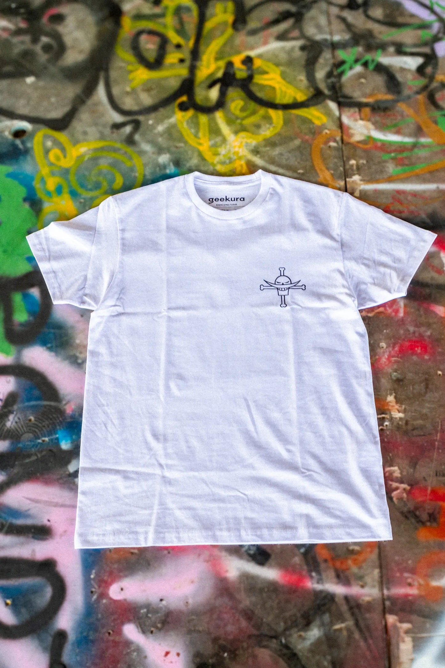 Camiseta blanca de manga corta 100 % algodón con cuello redondo y diseño en la espalda de Marco the Phoenix, personaje de One Piece.