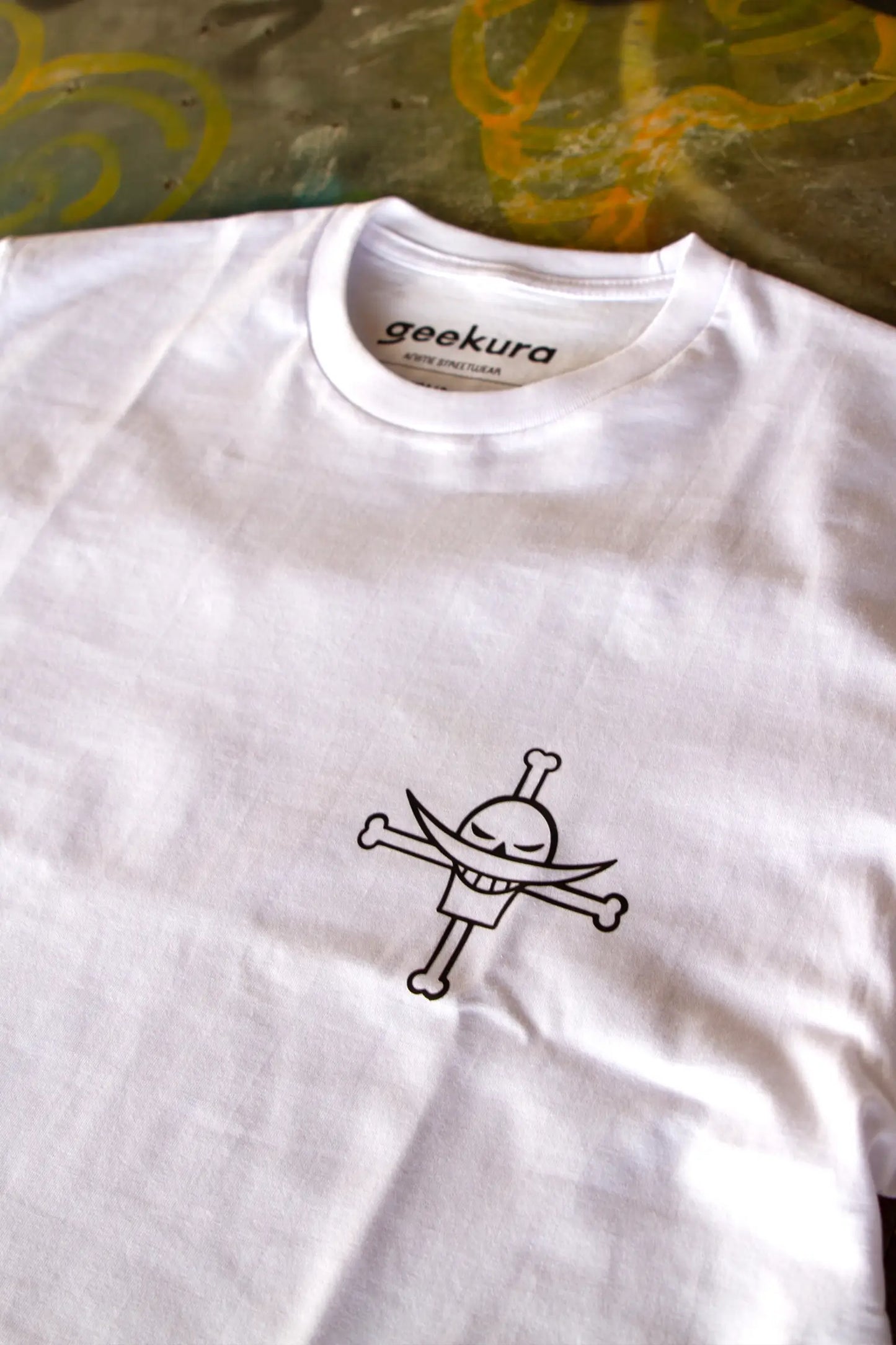Camiseta blanca de manga corta 100 % algodón con cuello redondo y diseño en la espalda de Marco the Phoenix, personaje de One Piece.