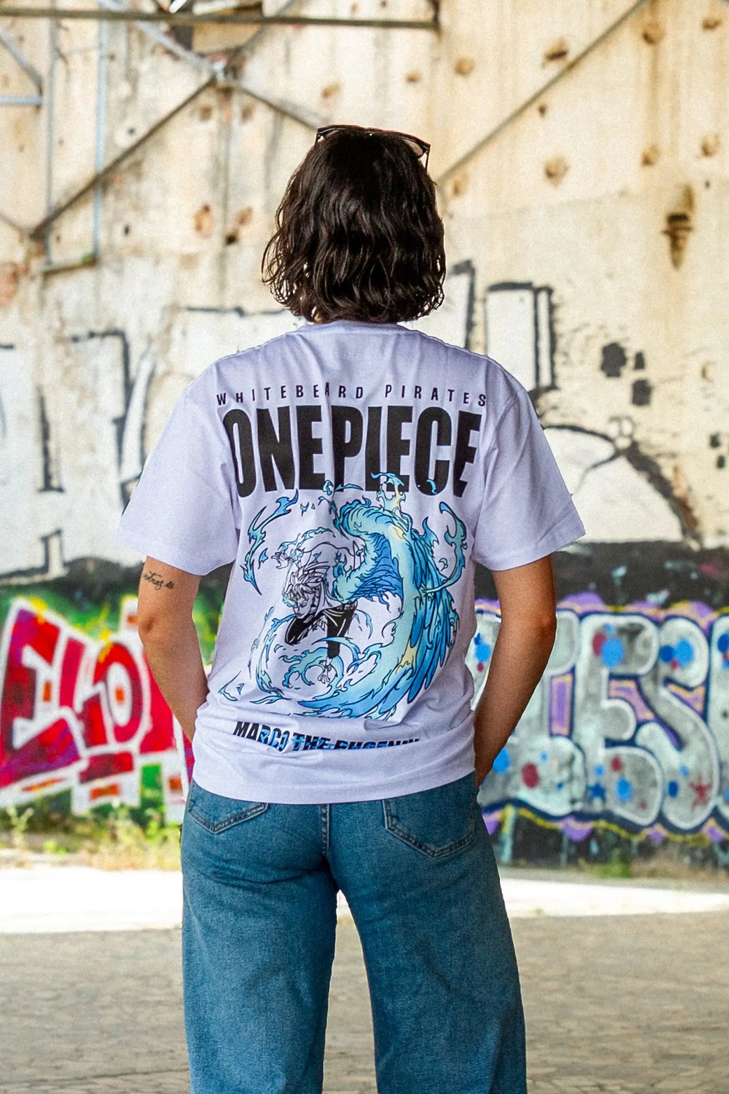 Camiseta blanca de manga corta 100 % algodón con cuello redondo y diseño en la espalda de Marco the Phoenix, personaje de One Piece.