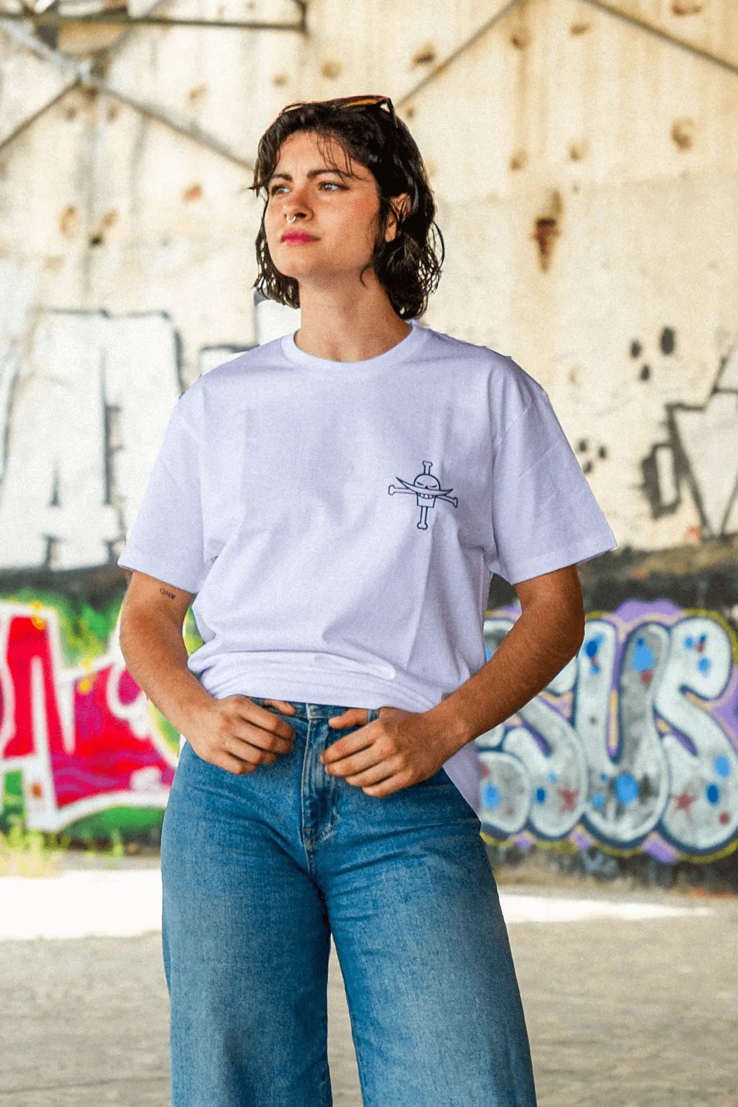 Camiseta blanca de manga corta 100 % algodón con cuello redondo y diseño en la espalda de Marco the Phoenix, personaje de One Piece.